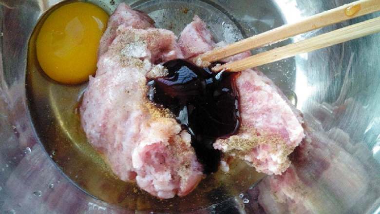 萝卜圆子,将肉馅加调料,鸡蛋淀粉搅拌均匀