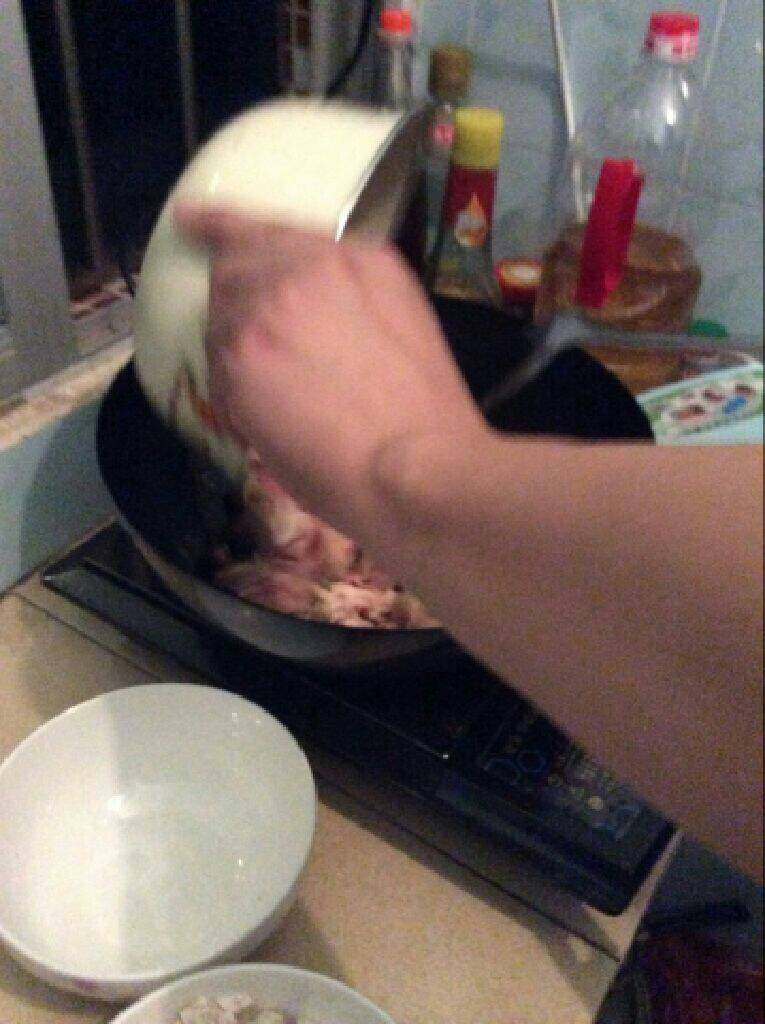 电饭煲咸鸡饭,把鸡肉倒入翻炒