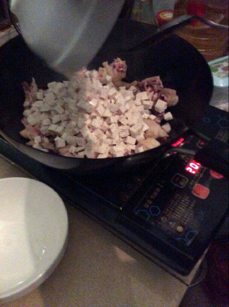 电饭煲咸鸡饭,芋头倒入,全部搅拌均匀了关火