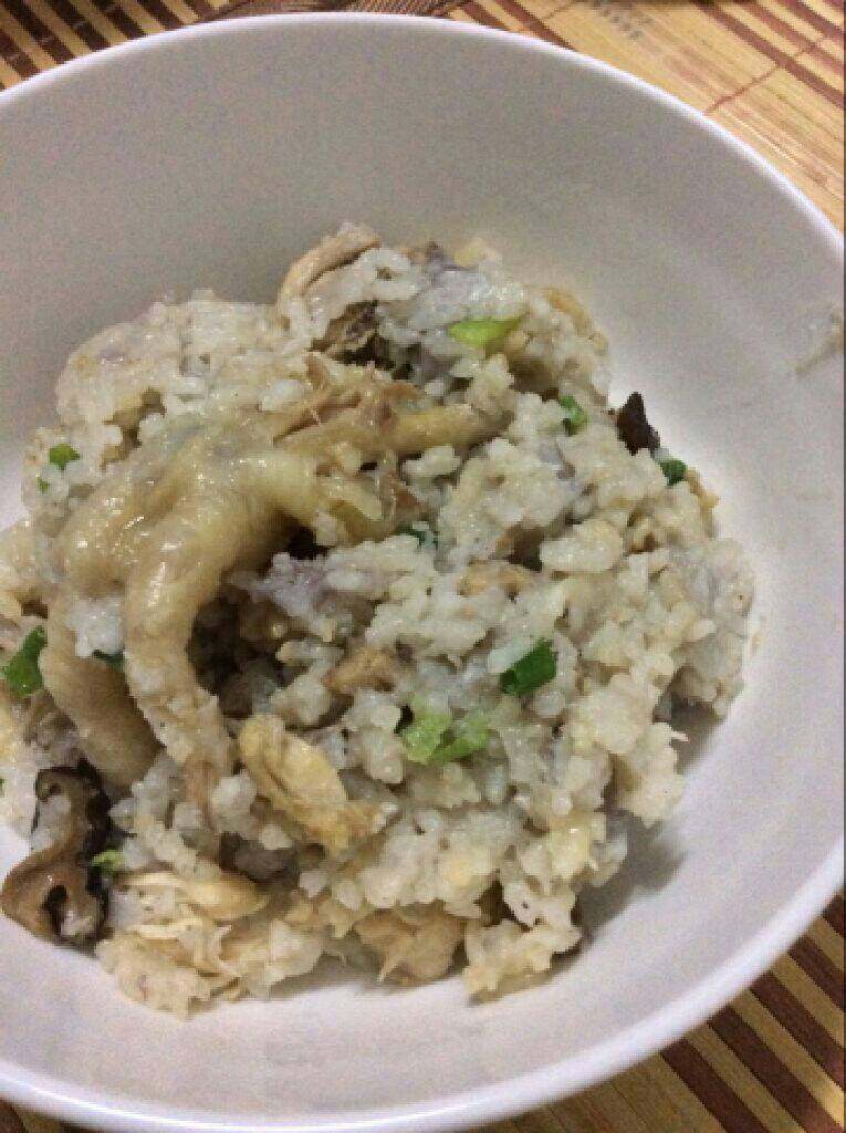 电饭煲咸鸡饭,电饭煲放入<a style='color:red;display:inline-block;' href='/shicai/ 492'>大米</a>洗净，把炒了的鸡肉香菇香芋一起放入<a style='color:red;display:inline-block;' href='/shicai/ 492'>大米</a>上面，按个人喜硬软程度注入适量水，熟时把葱花撒入即可，拌起开吃