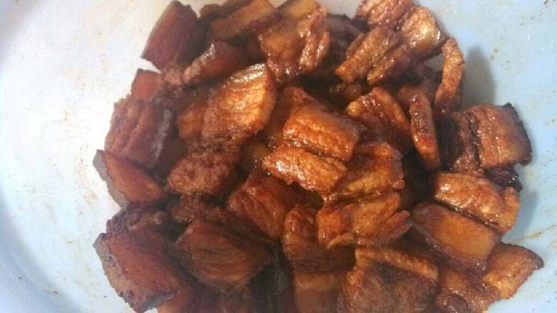 蒸五花肉,切片。加入<a style='color:red;display:inline-block;' href='/shicai/ 718'>料酒</a>，<a style='color:red;display:inline-block;' href='/shicai/ 692'>酱油</a>，盐，<a style='color:red;display:inline-block;' href='/shicai/ 720'>胡椒粉</a>拌匀。锅中烧少许油把葱姜和大料爆香。倒入肉片(更入味)