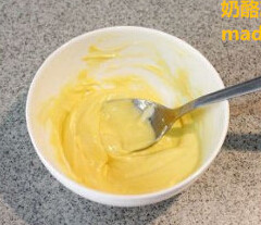 奶酪冰淇淋月饼 ,模具里用融化的巧克力均匀地刷上两层