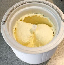奶酪冰淇淋月饼 ,凉透,倒入冻好的冰淇淋桶,做成冰淇淋