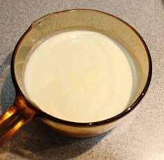 奶酪冰淇淋月饼 ,将奶酪倒入蛋黄液中,搅拌均匀,冰淇淋液就做好了。