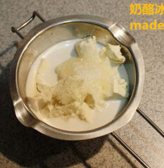 奶酪冰淇淋月饼 ,奶酪和余下的100克牛奶25克糖混合,隔热水搅拌融化。