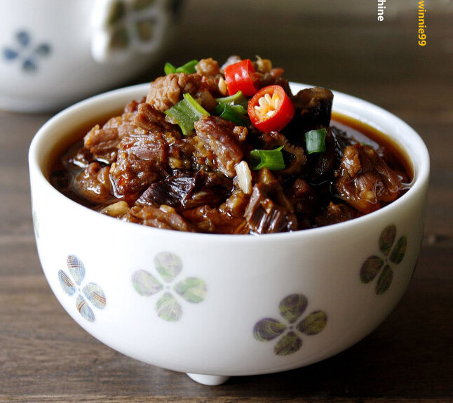 牛肉干笋臊子面,煮好面条，浇入牛肉干笋臊子，可以再根据自己的口味加入辣椒油、鸡精、盐和小葱等，味道更好哟。