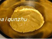 杏仁全麦小西饼,将所有粉类过筛后,加入黄油糊中,用橡皮刮刀拌均匀,再用手抓成面团,盖保鲜膜放置半小时;