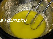 杏仁全麦小西饼,用打蛋器将黄油打发,再加入橄榄油,继续搅打均匀
