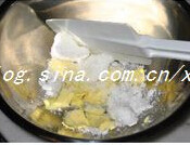 杏仁全麦小西饼,黄油室温软化,加入细砂糖,用橡皮刮刀拌均匀