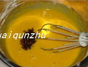 桂花肉松蛋糕卷,蛋黄加入细砂糖,用手抽打均匀;再加入色拉油,搅打均匀