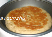 甜味儿大锅饼 ,过2分钟再重复上面的过程,然后将大饼翻面,再盖上锅盖烙制