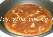 甜味儿大锅饼 ,2分钟后揭开锅盖,将手放在大饼上,顺势将大饼旋转,使其受热均匀,再盖上锅盖