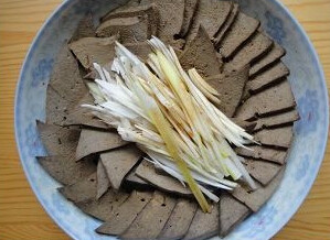 家常卤猪肝,搭配大葱白,浇上生抽即可。也可以加点麻油。撒点胡椒粉