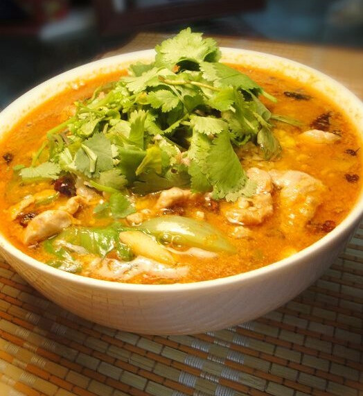 水煮肉片,将大蒜剁成蓉，放在碗中，将勺子中倒上油，放在炉火上烧至冒烟浇在蒜蓉上，点缀香菜即可