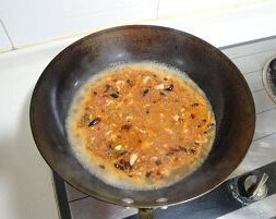 水煮肉片,加盐，糖少许，把的肉片倒入汤中用筷子划散。汤再次烧开，周围冒泡即可盛出