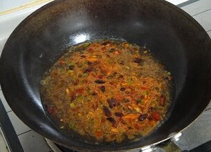 水煮肉片,油锅，加入<a style='color:red;display:inline-block;' href='/shicai/ 700'>花椒</a>，葱姜蒜片，红辣椒，郫县豆瓣酱翻炒出红油，加高汤煮开。