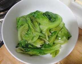 水煮肉片,锅内放少许油，放入<a style='color:red;display:inline-block;' href='/shicai/ 121'>生菜</a>，菜叶稍微塌架就盛出，垫在碗里