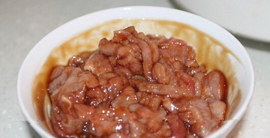 水煮肉片,猪里脊肉切片，加少许<a style='color:red;display:inline-block;' href='/shicai/ 718'>料酒</a>，盐，<a style='color:red;display:inline-block;' href='/shicai/ 59093'>鸡蛋清</a><a style='color:red;display:inline-block;' href='/shicai/ 788'>生抽</a>少许，加淀粉用手抓均匀