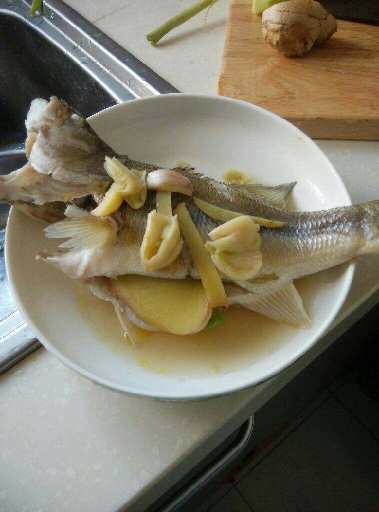 清蒸鲈鱼,加点料酒上锅蒸六七分钟，我这次买的鱼小，鱼大的话，要大火十分钟至一刻钟，出锅后会有水出来，这个水倒掉，蒸出来的鱼很鲜