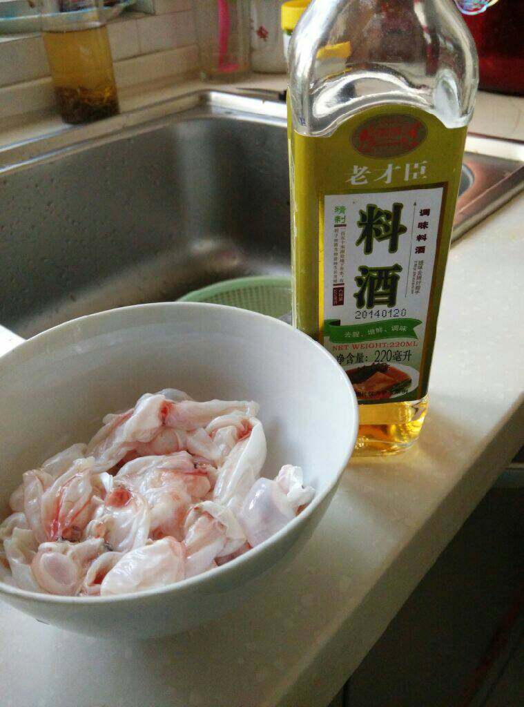 三鲜鱼泡,鱼泡加料酒和盐腌一会，腌过的水一定要倒掉，这样不会腥，和蒸鱼同样的原理