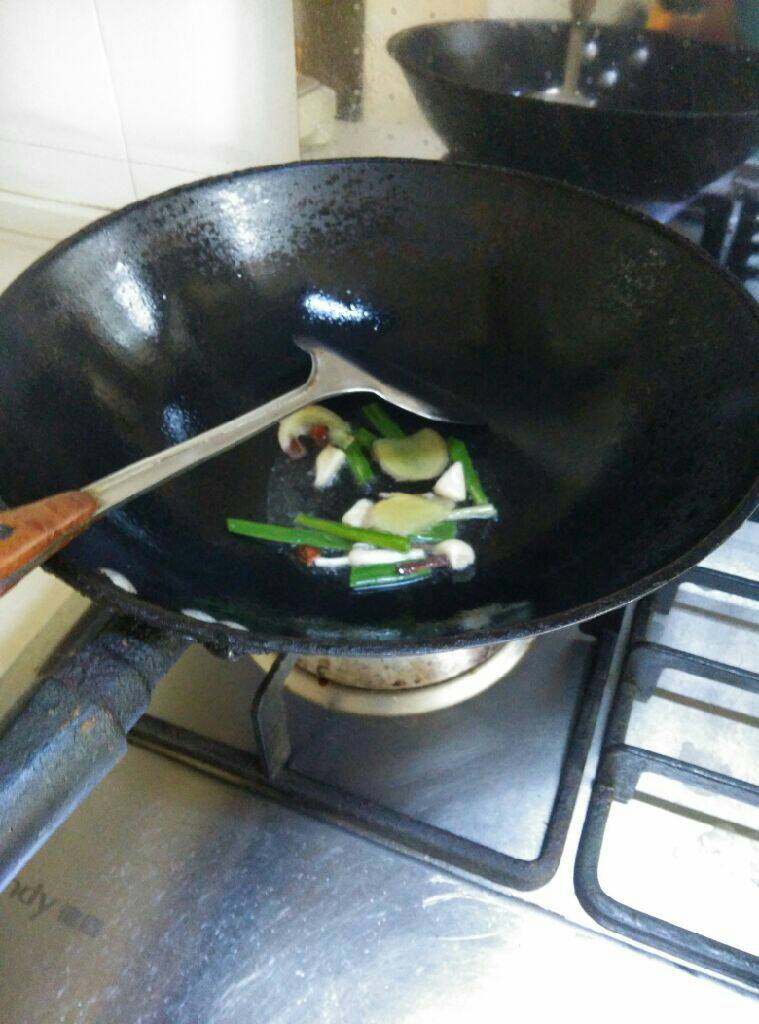 三鲜鱼泡,炒下葱姜和桂皮八角，香料不能多，有点点即可