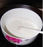 黑白森林蛋糕,用牛奶浸泡鱼胶片至软,隔水加热至鱼胶片融化后放凉