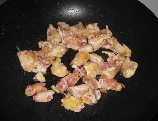 凉拌七彩丝。,油热后,倒入鸡腿肉炒至变色后捞出