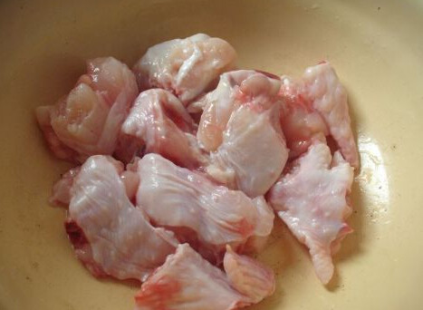 凉拌七彩丝。,鸡腿肉切成大块儿,红番茄切成四瓣、杏鲍菇切成同鸡肉大小的块儿备用。