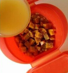 泰式南瓜羹,加入几滴鱼露,倒入一大碗煮开的高汤,没过食材,盖上汤盒,700W微波火力加热3分钟