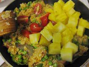 泰式海鲜菠萝饭,加入大虾，豌豆；炒熟后加入剩下的萝卜块、圣女果