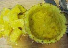 泰式海鲜菠萝饭,将菠萝横竖各深深切几刀，用勺子从边上把菠萝肉勺出来即可