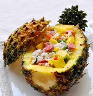 泰式海鲜菠萝饭,最后加入少许盐或者生抽调味即可