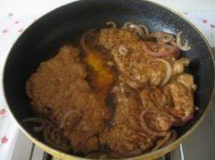 日式猪排饭,待汤汁浓稠,放入少量的盐和黑胡椒即可出锅