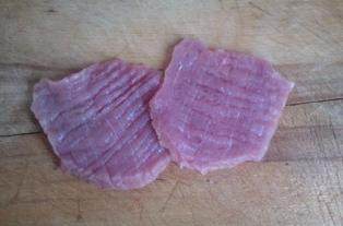 日式猪排饭,猪肉切块,放进保鲜袋,用锤子将猪肉砸扁,体积为原来的2-3倍大小