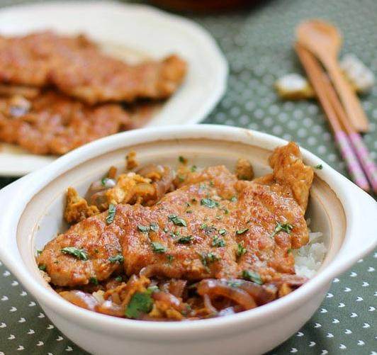 日式猪排饭,将米饭盛好,将猪排摆在米饭上就可以啦