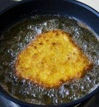 猪扒丼,猪扒下油锅煎炸,变色后捞出,然后高油温复炸一次直到两面均变成金黄色