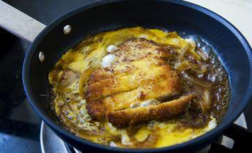 猪扒丼,将鸡蛋打两下,不要打散,浇在猪扒上,戳几下让鸡蛋受热均匀