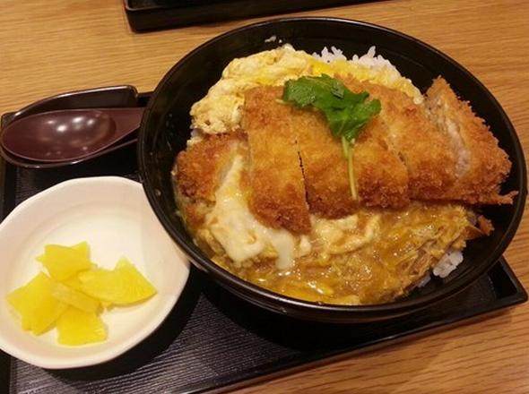 猪扒丼,将煮好的猪扒连同汤汁全都浇在米饭上