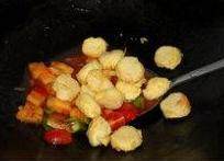 菠萝咕噜日本豆腐,酱汁浓稠后关火，稍晾凉一下倒入日本豆腐，轻轻翻拌均匀