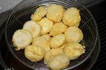 菠萝咕噜日本豆腐,放入油锅炸至表皮酥脆即可捞起