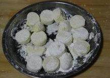 菠萝咕噜日本豆腐,日本豆腐切块，放入生粉盘沾满生粉