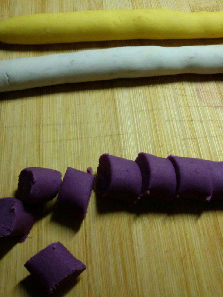 牛奶芋圆,<a style='color:red;display:inline-block;' href='/shicai/ 32'>芋头</a>，<a style='color:red;display:inline-block;' href='/shicai/ 2643'>紫薯</a>，鸡蛋黄红薯分别去皮洗净切块蒸熟压成泥，分别加入木薯粉（喜欢甜可以加白糖）揉成面团，搓长条切小段。<a style='color:red;display:inline-block;' href='/shicai/ 5163'>西米</a>煮好备用。