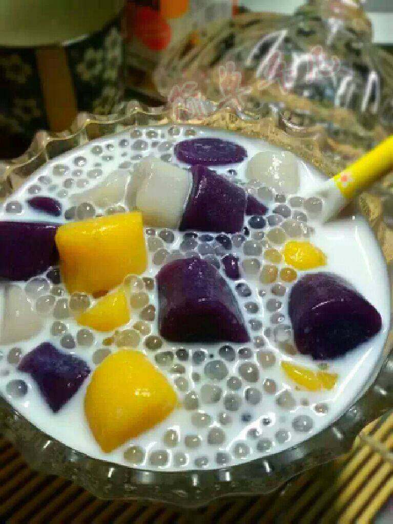 牛奶芋圆,锅烧开水，把切好的小段下锅煮熟捞出过凉。倒入容器加煮好的西米，<a style='color:red;display:inline-block;' href='/shicai/ 219'>牛奶</a>即可。