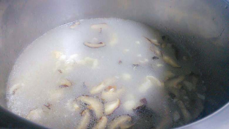 香菇鸡丝粥,米淘洗干净倒入锅中,加入半锅水,再倒入刚熬好的鸡腿骨汤,下入香菇丝和少许姜丝(可提鲜)。盖上锅盖大火煮开后转小火煮二三十分钟,中途要搅动以免米粒粘锅。