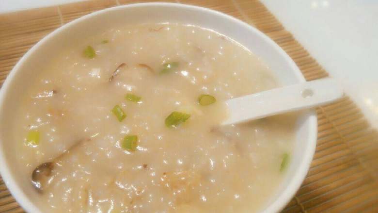 香菇鸡丝粥,盛入碗中,即可食用。
