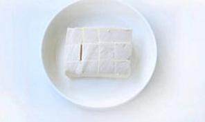 日式味增汤,蛤蜊用盐水浸泡半天,豆腐切丁备用