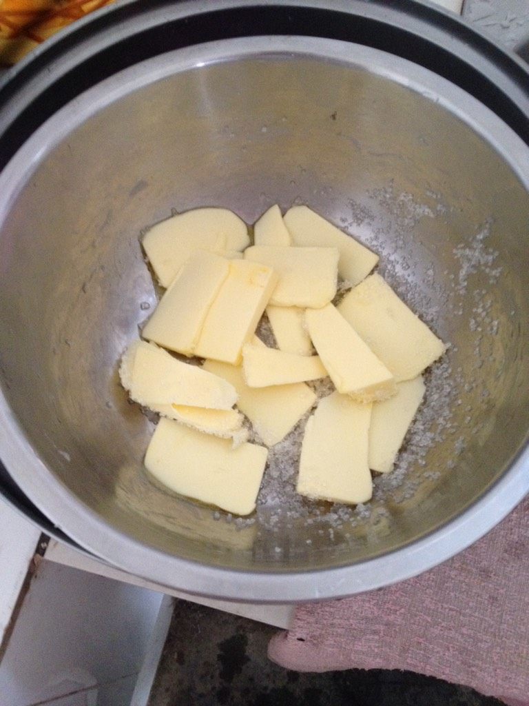 经典黄桃派,如图<a style='color:red;display:inline-block;' href='/shicai/ 887'>黄油</a>隔温<a style='color:red;display:inline-block;' href='/shicai/ 156925'>水</a>融化；