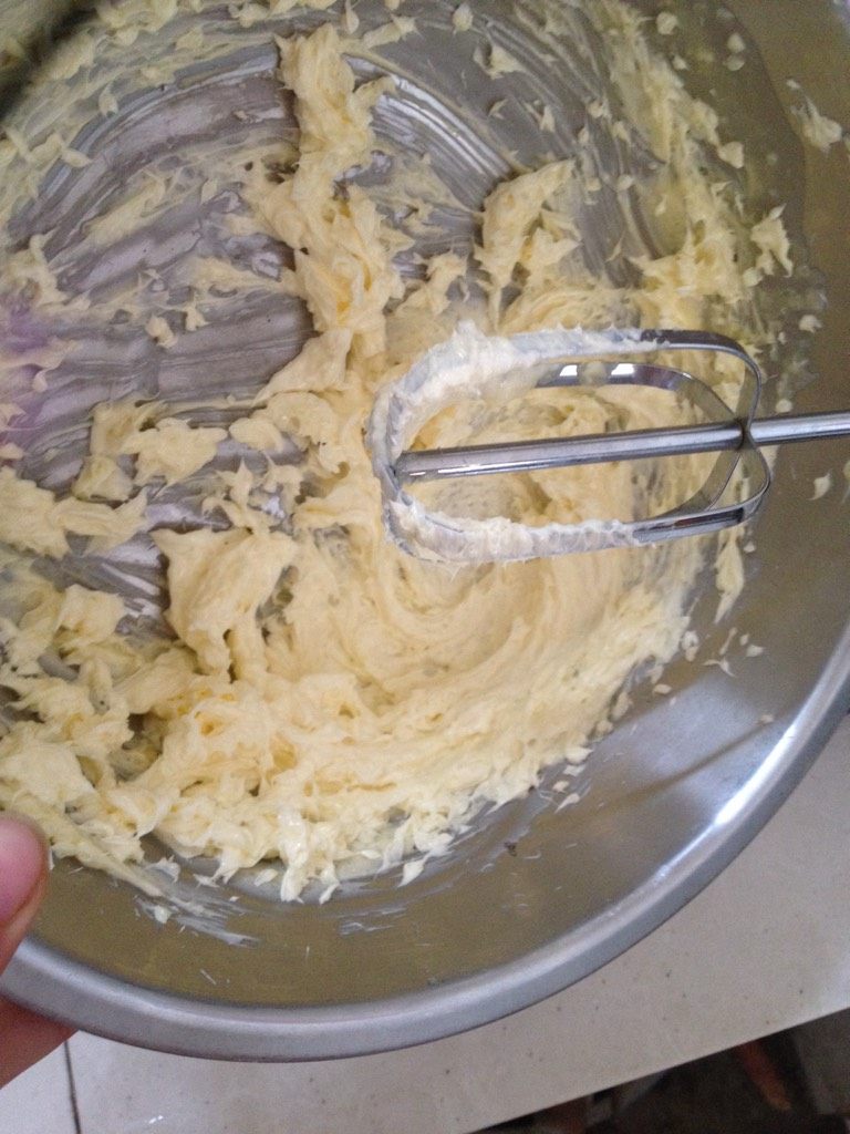 经典黄桃派,如图将糖粉和黄油混合、打至糖粉融化；