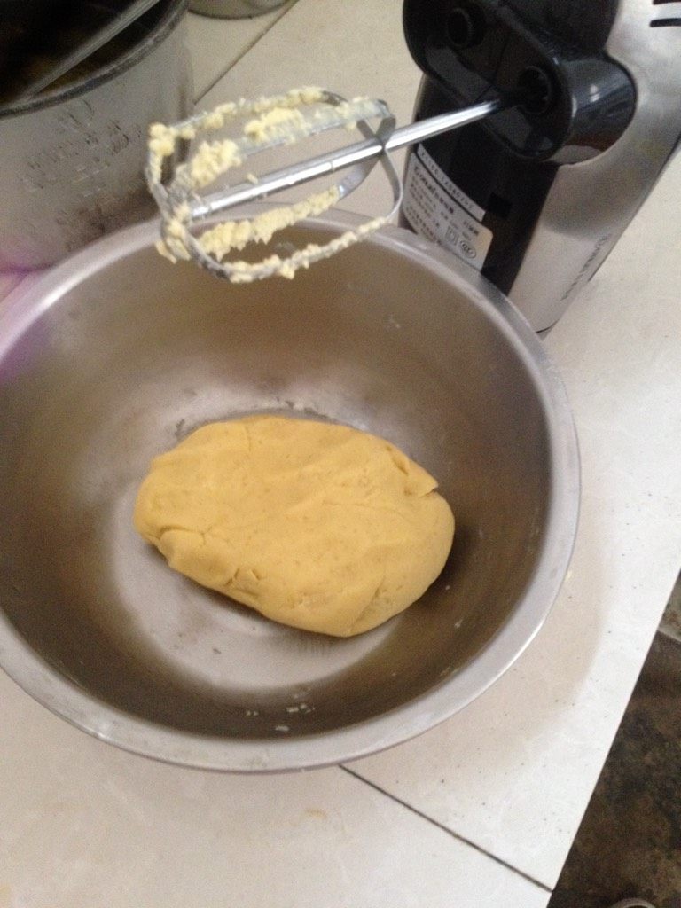 经典黄桃派,如图加入过筛后的面粉打至黄油和面粉融合直至揉成光滑不粘手面团；