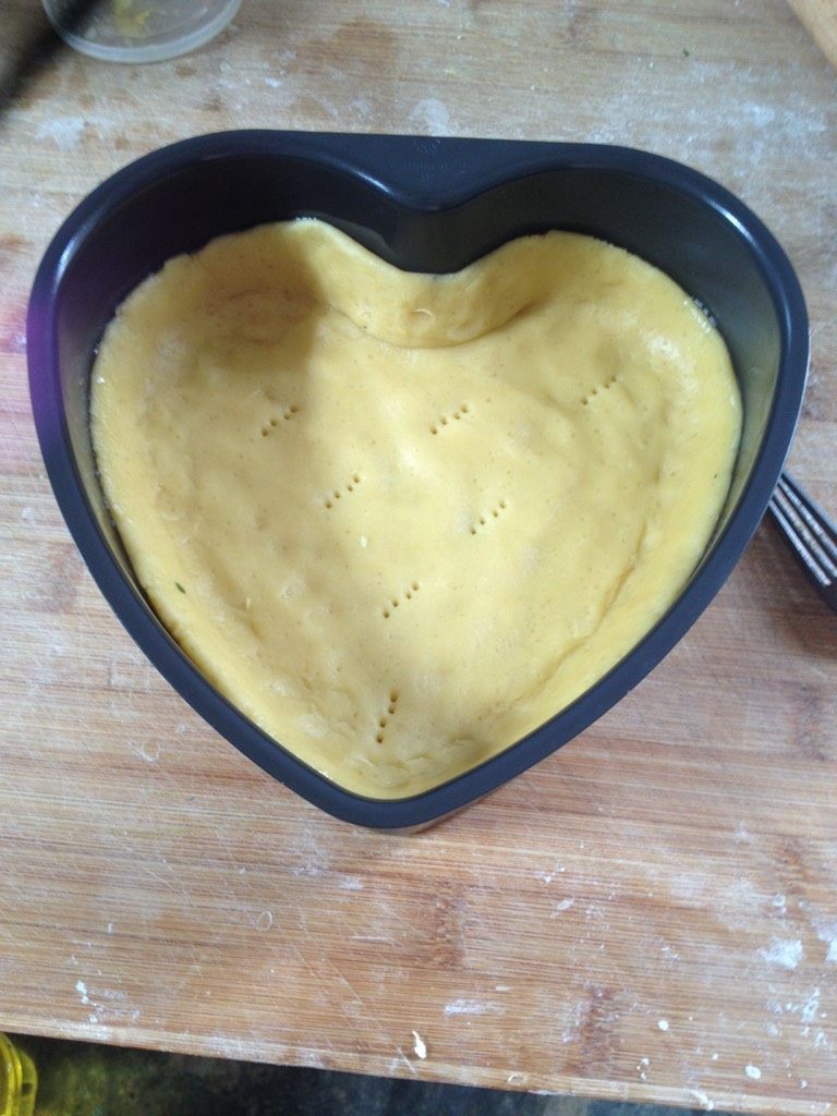 经典黄桃派,如图将面团按薄放入烤盘内 、边缘按高两厘米、入烤箱200度烤10分钟；